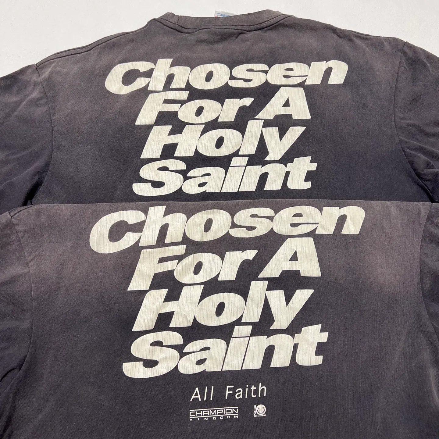 Comparison of printing proofs SAINT Mxxxxxx CHOSEN SS TEE/BLK Burst pattern/fingerprint printing Chosen Tee Washed black S-XL Look for cylindrical fabrics without side seams. Don’t buy open width fabrics anymore. It’s boring. Assute garment dyeing. The whole piece is sprayed with horse-hair spray. Re-spray the heavy parts to fade. The collar and cuffs are frayed. Many hangings are worn. Original consistent main mark/wash mark/with little angel anti-counterfeiting label